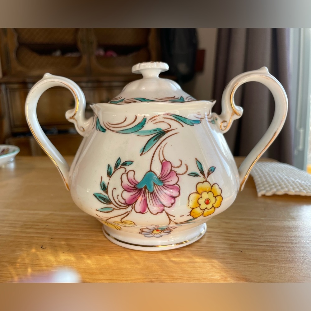Vintage Roslyn made in England sugar bowl with lid.